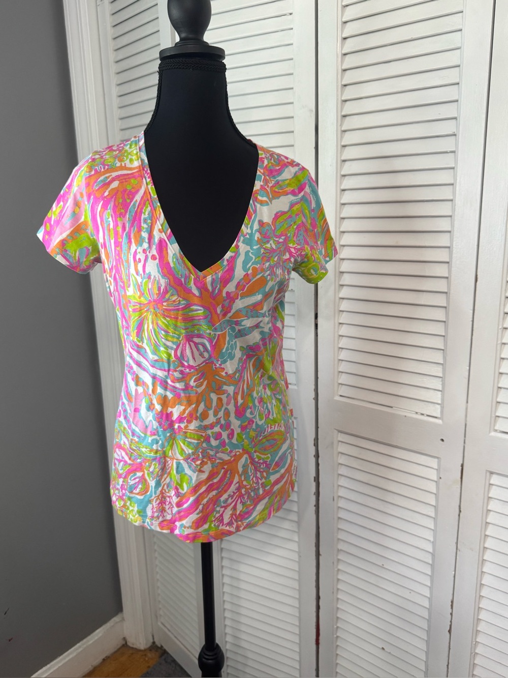 Lilly PulitzerV Neck Short Sleeve Scuba To Cuba Multi Color Tee Top Size Medium